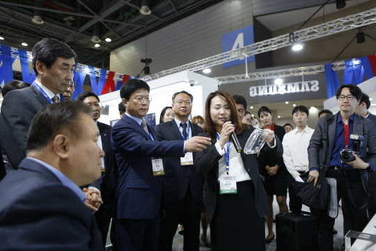 육현표 에스원 대표를 비롯한 주요 인사들이 14일 경기 일산 킨텍스에서 열린 세계보안엑스포 행사장에서 증강현실(AR) 기술을 활용해 에스원 통합 보안 서비스를 체험하고 있다.   에스원 제공